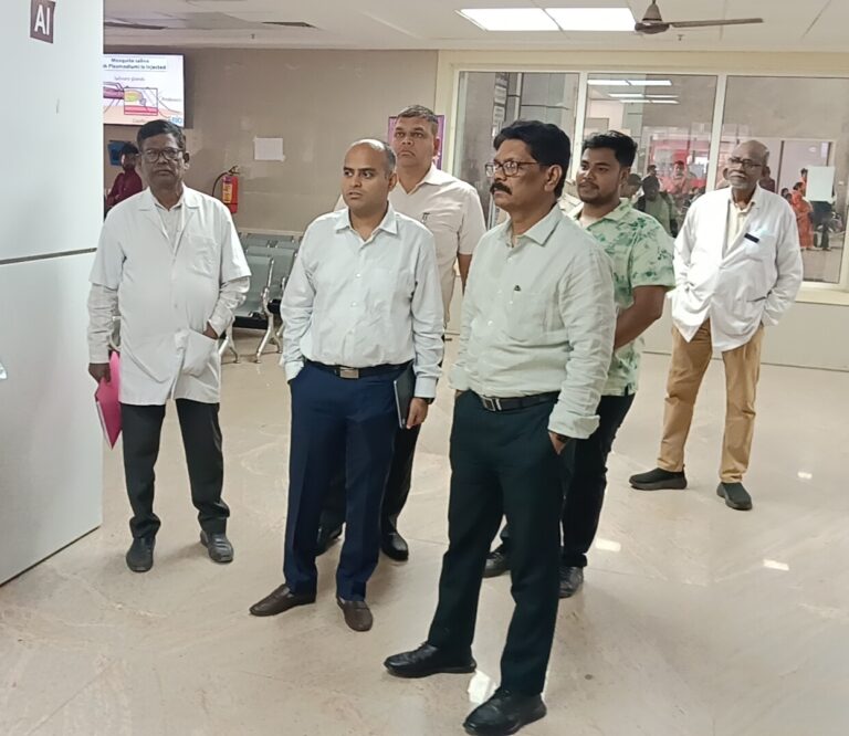 400 करोड़ का एमजीएम अस्पताल, लेकिन एप्रोच रोड ‘लापता’; गड्ढों के सहारे एंबुलेंस, प्रशासनिक अनदेखी से मरीज परेशान