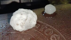 जमशेदपुर में मौसम का ‘यू-टर्न’: झमाझम बारिश के साथ गिरे ओले, 40-50 किमी की रफ्तार से चली हवाएं; गर्मी से मिली राहत