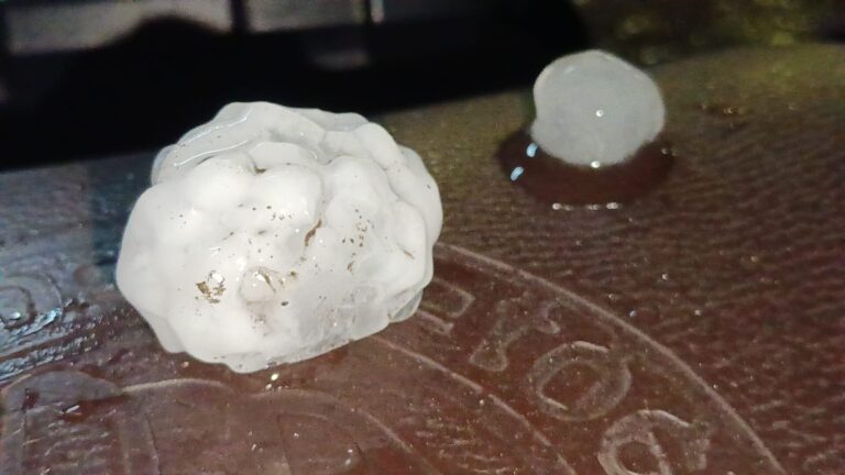 जमशेदपुर में मौसम का ‘यू-टर्न’: झमाझम बारिश के साथ गिरे ओले, 40-50 किमी की रफ्तार से चली हवाएं; गर्मी से मिली राहत