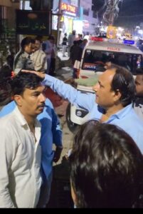 जमशेदपुर: आजाद नगर में पत्नी को पीटा, विरोध करने पर सरेआम हथियार लहराकर भागे दो युवक