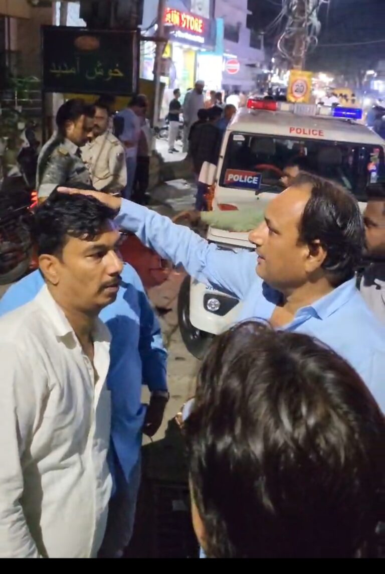 जमशेदपुर: आजाद नगर में पत्नी को पीटा, विरोध करने पर सरेआम हथियार लहराकर भागे दो युवक