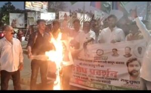 जमशेदपुर: साकची में आजसू का ‘हल्ला बोल’, बढ़ते भ्रष्टाचार और अपराध के खिलाफ फूंका मुख्यमंत्री का पुतला