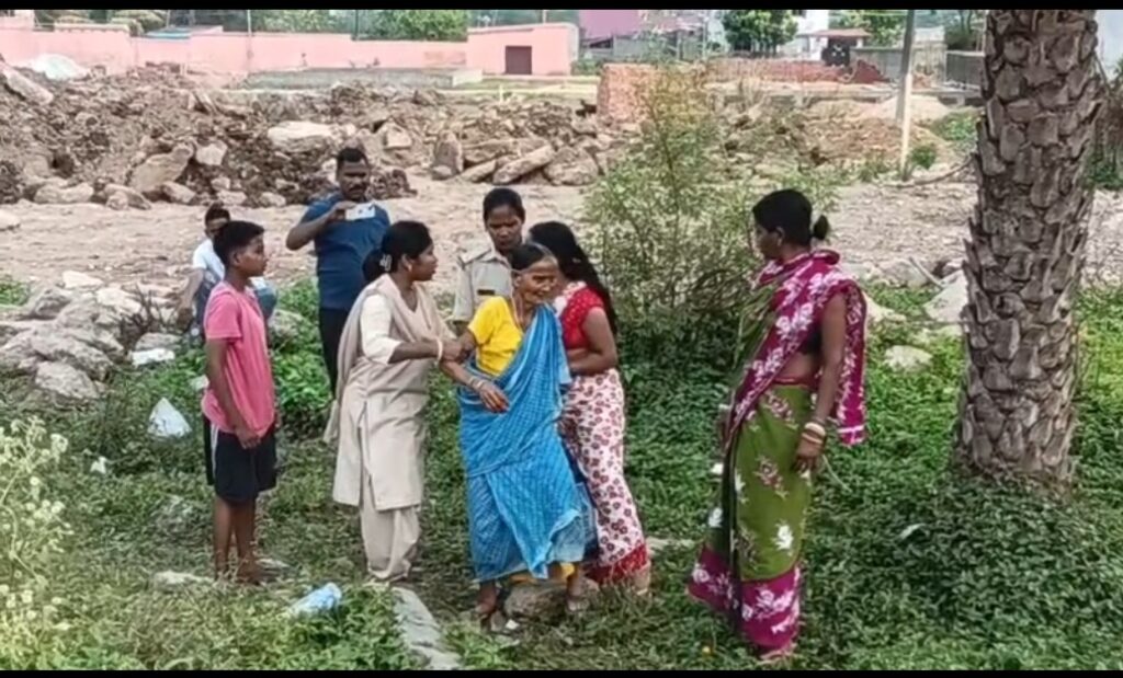 जमशेदपुर: परसुडीह में उप स्वास्थ्य केंद्र के निर्माण पर भारी हंगामा; जमीन विवाद में महिलाओं ने रोकी जेसीबी, पुलिस ने हिरासत में लिया