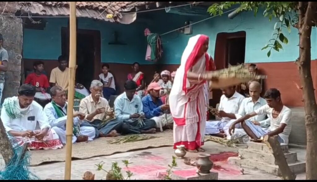 जमशेदपुर: दलमा राजा ने की ‘सेंदरा पर्व’ की घोषणा; 27 अप्रैल को होगा पारंपरिक शिकार, ‘गिरा सकम’ से दिया जा रहा न्योता