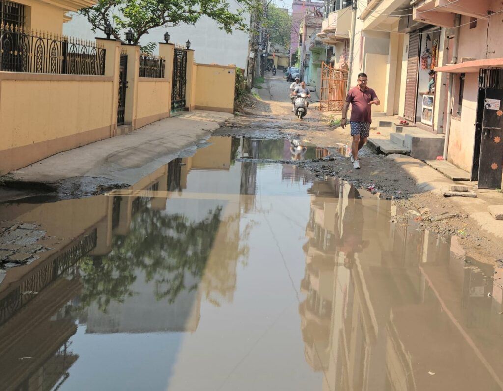 मानगो में जलजमाव से त्रस्त लोग, कमल फूल की खेती कर विधायक और सांसद को आईना दिखाएंगे – विकास सिंह