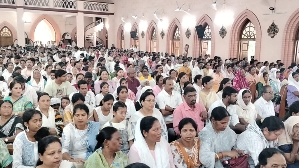 गुड फ्राइडे पर जमशेदपुर के चर्चों में उमड़ी श्रद्धालुओं की भीड़, यीशु मसीह के बलिदान को किया याद