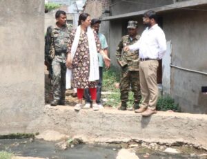 मानगो में मेयर सुधा गुप्ता का तूफानी दौरा, सड़कों-नालियों की बदहाल स्थिति पर अधिकारियों को लगाई फटकार