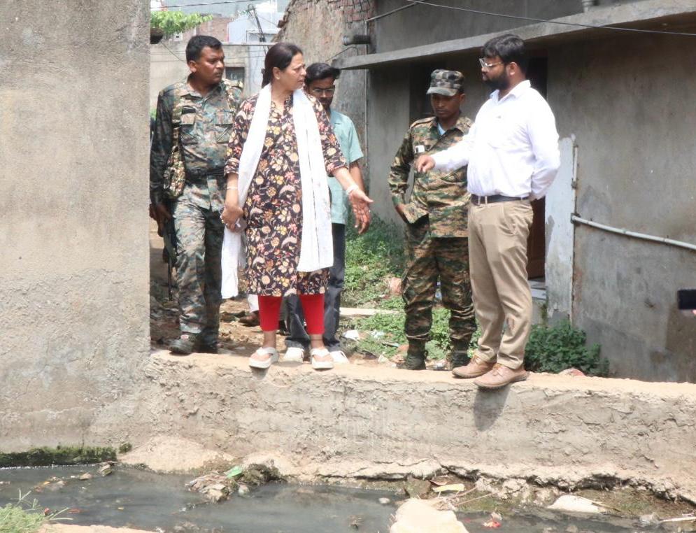 मानगो में मेयर सुधा गुप्ता का तूफानी दौरा, सड़कों-नालियों की बदहाल स्थिति पर अधिकारियों को लगाई फटकार