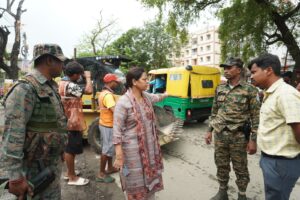 जमशेदपुर: डिमना चौक–एमजीएम अस्पताल मार्ग की खराब सड़क पर मेयर सुधा गुप्ता का एक्शन, लोगों को मिली राहत