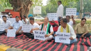 जमशेदपुर में ट्रेनों की लेटलतीफी के खिलाफ कांग्रेस का धरना, रेलवे प्रशासन पर उठे सवाल