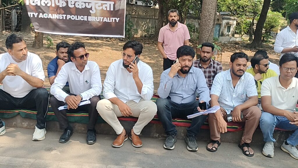 जमशेदपुर: आजादनगर थाना प्रभारी पर ‘गुंडागर्दी’ का आरोप; युवक को केबिन में बंद कर पीटा, मोबाइल और पैसे छीनने की शिकायत डीसी से