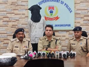 जमशेदपुर: 3.71 किलो गांजा के साथ पिंकू कर्मकार गिरफ्तार, बाजार कीमत करीब 1.50 लाख