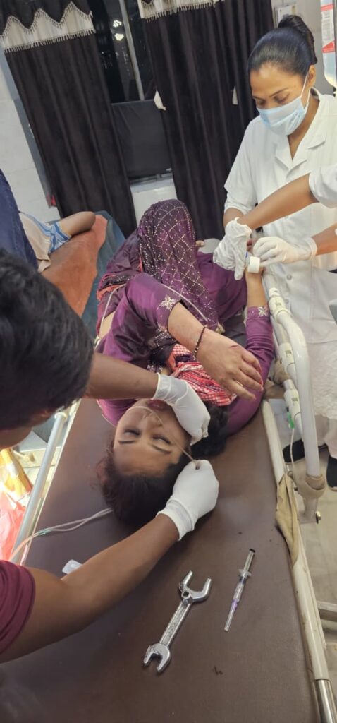 चाईबासा में ट्यूशन से लौट रही युवती पर चाकू से हमला, सदर अस्पताल में भर्ती