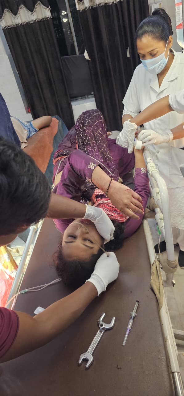 चाईबासा में ट्यूशन से लौट रही युवती पर चाकू से हमला, सदर अस्पताल में भर्ती