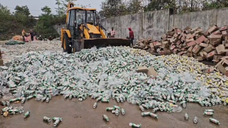 हजारीबाग में 3600 पेटी एक्सपायरी बीयर पर चला बुलडोजर, सड़क पर बहने लगी शराब