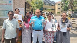 जमशेदपुर में गंदे और बदबूदार पानी की सप्लाई से लोग परेशान, अभिभावक संघ ने डीसी कार्यालय पर किया प्रदर्शन