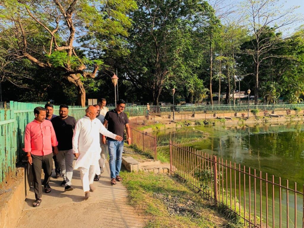 जमशेदपुर के बेल्डीह तालाब में मरी मछलियों का मामला: विधायक सरयू राय ने किया निरीक्षण, ऑक्सीजन की कमी पर उठाए सवाल