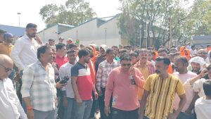 टाटा मोटर्स के मुख्य गेट पर हंगामा: स्थानीय युवाओं के नियोजन को लेकर बंटी सिंह गुट का प्रदर्शन, जाम से कामकाज प्रभावित