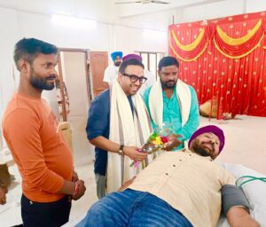 जमशेदपुर: खालसा सृजना दिवस पर सरदार चंचल भाटिया ने 28वीं बार किया रक्तदान, पूर्व विधायक कुणाल षाड़ंगी ने बढ़ाया हौसला