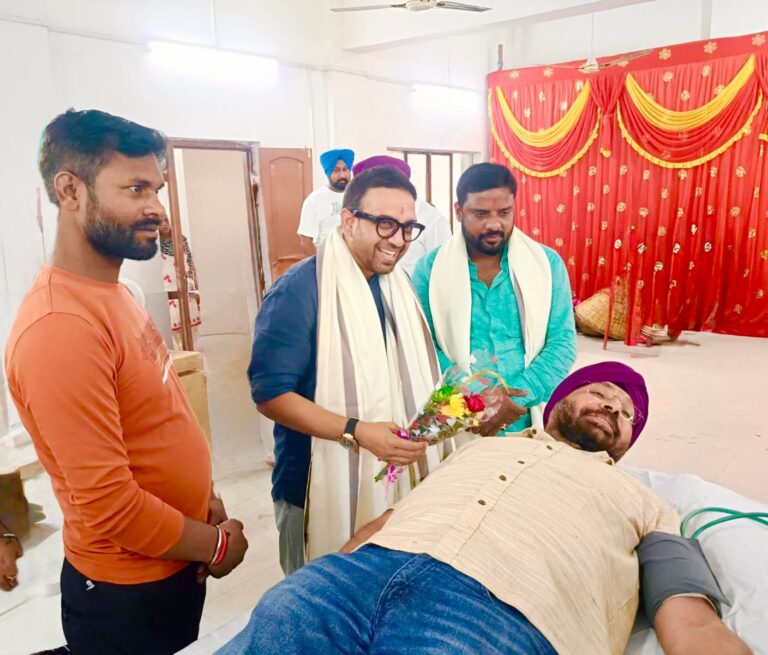 जमशेदपुर: खालसा सृजना दिवस पर सरदार चंचल भाटिया ने 28वीं बार किया रक्तदान, पूर्व विधायक कुणाल षाड़ंगी ने बढ़ाया हौसला