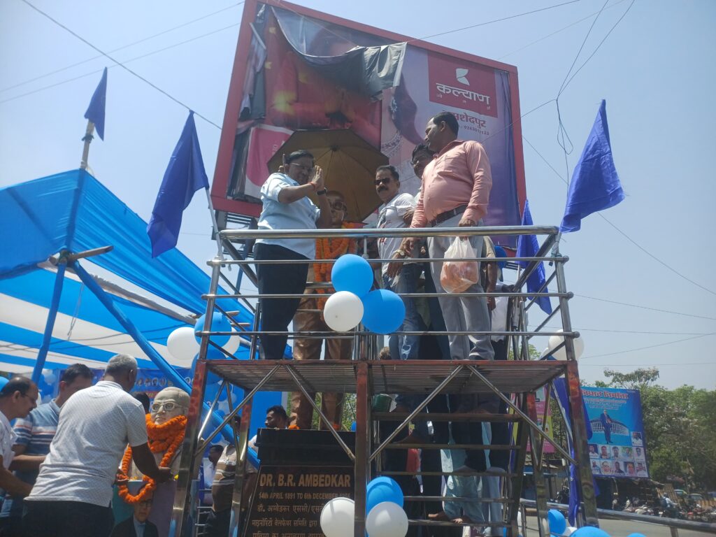 जमशेदपुर: अधिवक्ताओं ने ओल्ड कोर्ट स्थित प्रतिमा पर किया माल्यार्पण; बाबा साहेब के आदर्शों पर चलने का लिया संकल्प