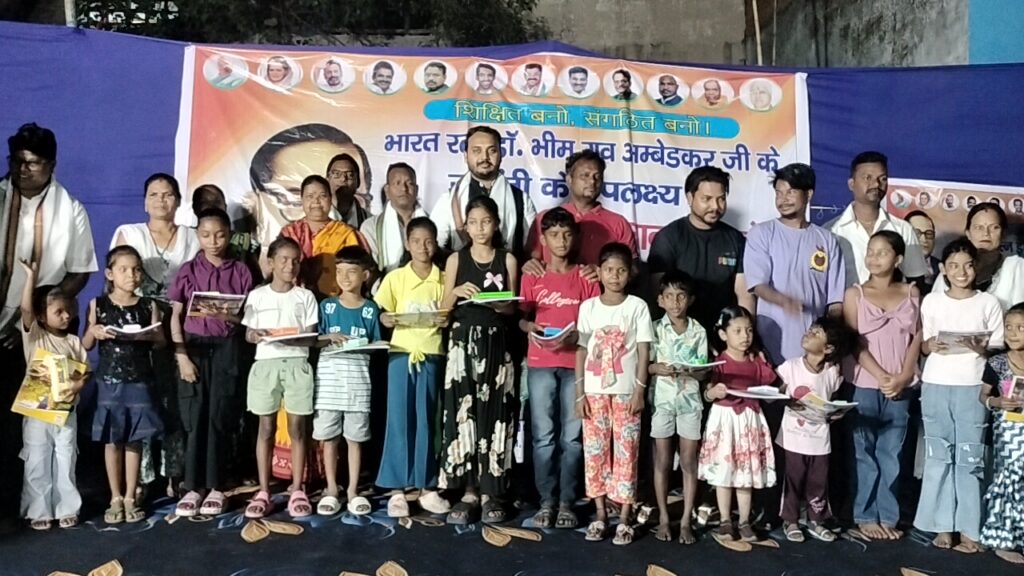 जमशेदपुर: अंबेडकर जयंती पर यूथ इंटक ने बांटी पठन सामग्री, सत्यम सिंह बोले— शिक्षा ही समाज बदलने का सबसे सशक्त माध्यम