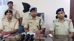 दोस्त से बदला लेने के लिए हथियार लेकर घूम रहा युवक गिरफ्तार, पुलिस ने देसी कट्टा किया बरामद