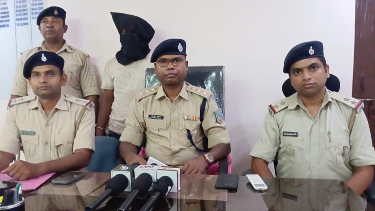 दोस्त से बदला लेने के लिए हथियार लेकर घूम रहा युवक गिरफ्तार, पुलिस ने देसी कट्टा किया बरामद