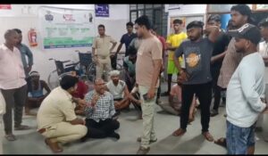 सरायकेला में दर्दनाक सड़क हादसा: 18 वर्षीय युवक की मौत के बाद अस्पताल में हंगामा, नगर पंचायत अध्यक्ष धरने पर बैठे