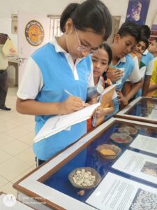 जमशेदपुर सिक्का संग्रहालय: दो पैसे में पूरी-सब्जी और जलेबी का दौर; स्कूल ऑफ एक्सीलेंस के बच्चों ने जाना सिक्कों का गौरवशाली इतिहास