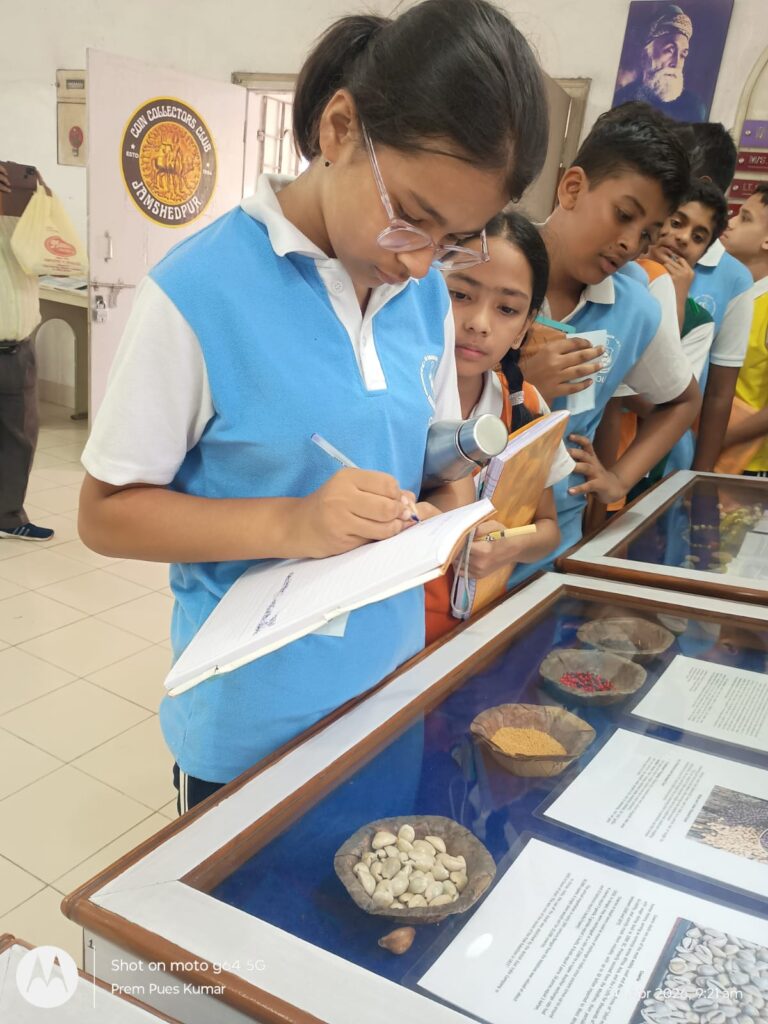 जमशेदपुर सिक्का संग्रहालय: दो पैसे में पूरी-सब्जी और जलेबी का दौर; स्कूल ऑफ एक्सीलेंस के बच्चों ने जाना सिक्कों का गौरवशाली इतिहास