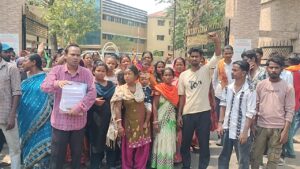 जमशेदपुर में मछुआ बस्ती के लोगों का समाहरणालय पर प्रदर्शन, सामुदायिक भवन पर कब्जे का आरोप