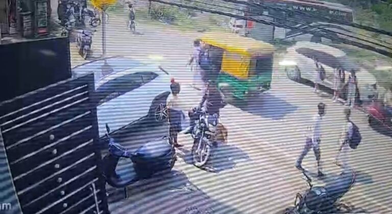 आदित्यपुर: चलती टेम्पो से गिरा स्कूली छात्र, टला बड़ा हादसा