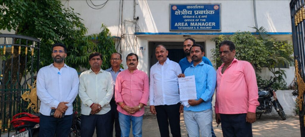 ट्रेनों की लेटलतीफी के खिलाफ टाटानगर में विरोध, डीआरएम को सौंपा ज्ञापन