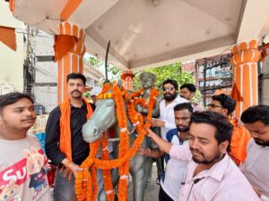 वीर कुंवर सिंह जयंती पर करणी सेना ने किया नमन, जुगसलाई में लड्डू वितरण कर दी श्रद्धांजलि