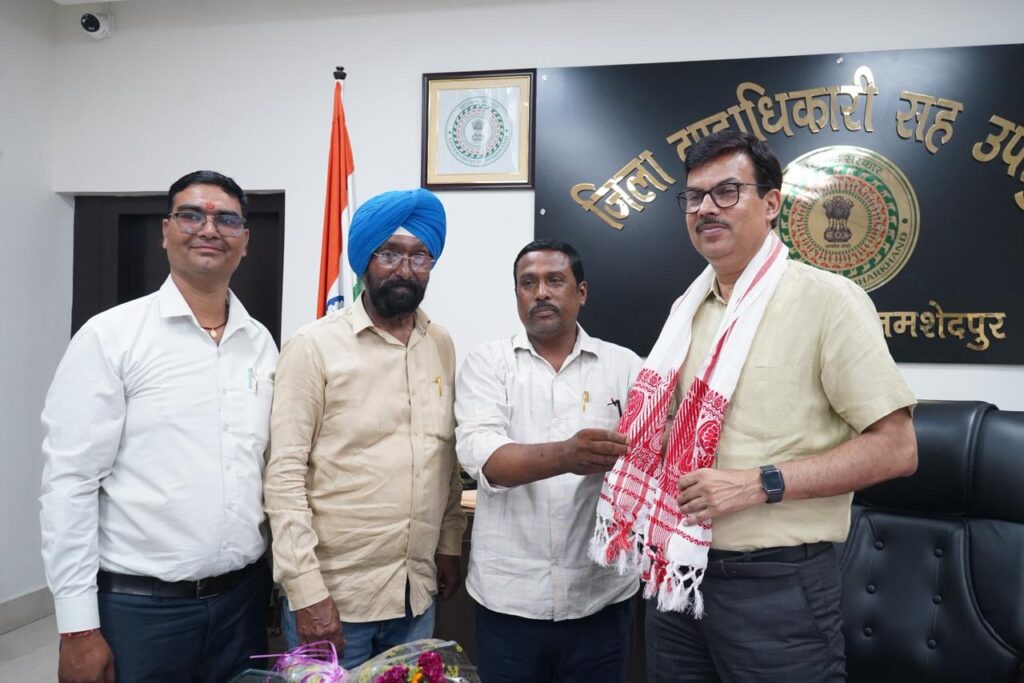 जमशेदपुर: राजद नेताओं ने उपायुक्त राजीव रंजन और सिटी एसपी ललित कुमार मीणा का किया अभिनंदन