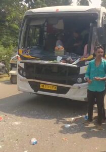 पटमदा: टाटा–पटमदा मुख्य मार्ग पर बस और पिकअप वैन में जोरदार भिड़ंत, बाल-बाल बचे यात्री