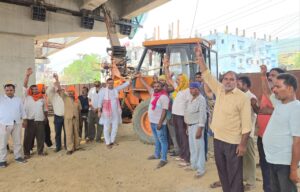 जमशेदपुर: रस्से से मशीन और इंजीनियरों को बांधकर रोका काम, सांसद-विधायक को दी खुली चुनौती