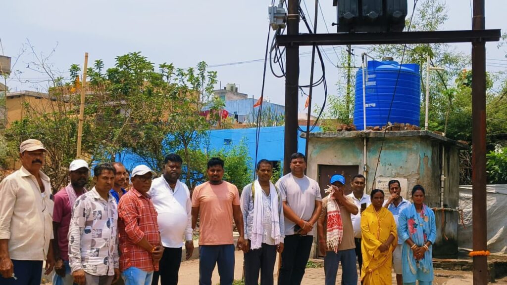 जमशेदपुर: 12 घंटे के भीतर बदला गया जला हुआ ट्रांसफॉर्मर, मानिक मलिक और जनप्रतिनिधियों की पहल लाई रंग