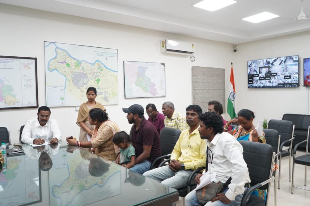 जमशेदपुर: समाहरणालय में जन शिकायत निवारण दिवस आयोजित, उप विकास आयुक्त ने सुनी लोगों की समस्याएं