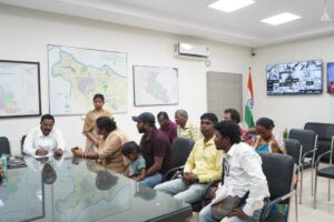 जमशेदपुर: समाहरणालय में जन शिकायत निवारण दिवस आयोजित, उप विकास आयुक्त ने सुनी लोगों की समस्याएं