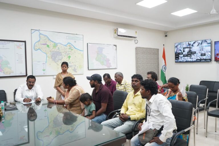 जमशेदपुर: समाहरणालय में जन शिकायत निवारण दिवस आयोजित, उप विकास आयुक्त ने सुनी लोगों की समस्याएं