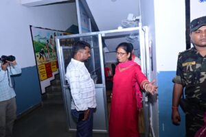 जमशेदपुर: विधायक ने दिया परिचय – वार्डन बोली ‘नहीं पहचानती’, स्कूल की बदहाली देख बिफरे संजीव सरदार