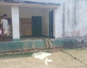 चाईबासा : हाथियों ने स्कूल का दरवाजा तोड़ चट कर गए राशन, बच्चों को नहीं मिला भोजन