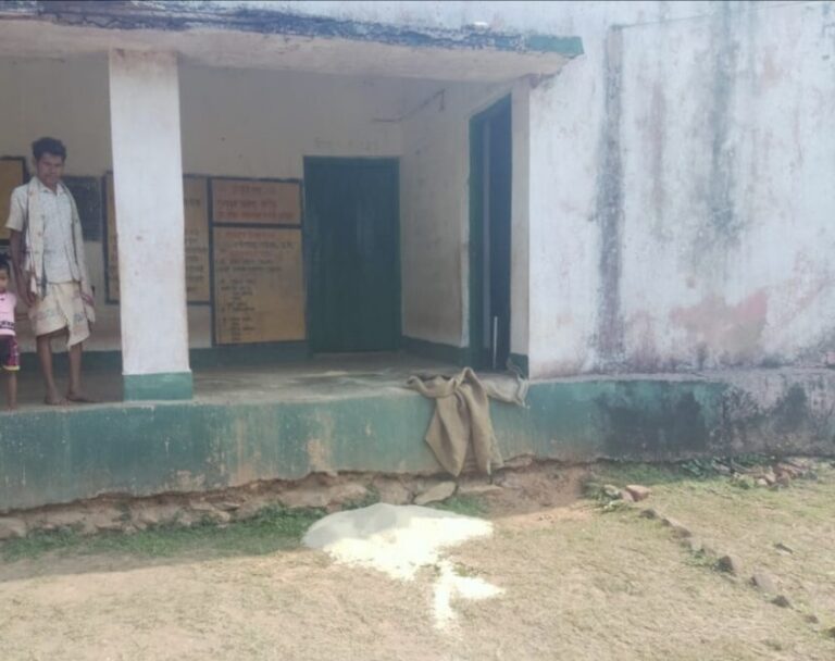 चाईबासा : हाथियों ने स्कूल का दरवाजा तोड़ चट कर गए राशन, बच्चों को नहीं मिला भोजन