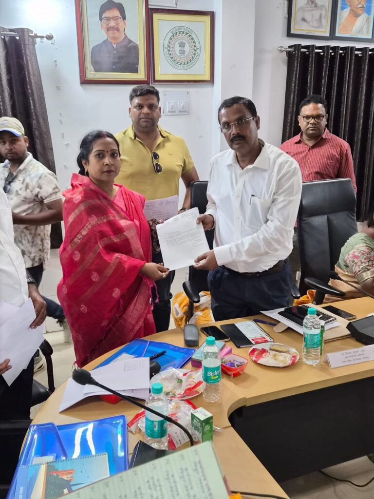 परसुडीह में सफाई संकट: 2 लाख की आबादी कचरे के ढेर के बीच रहने को मजबूर; जिप सदस्य ने जेएनएसी से सफाई कराने की मांग की