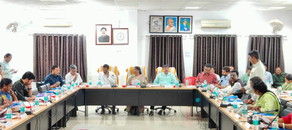 जमशेदपुर: जिला परिषद भवन में विकास कार्यों की समीक्षा बैठक, गोविंदपुर-घोड़ाबंधा की समस्याओं पर जोर