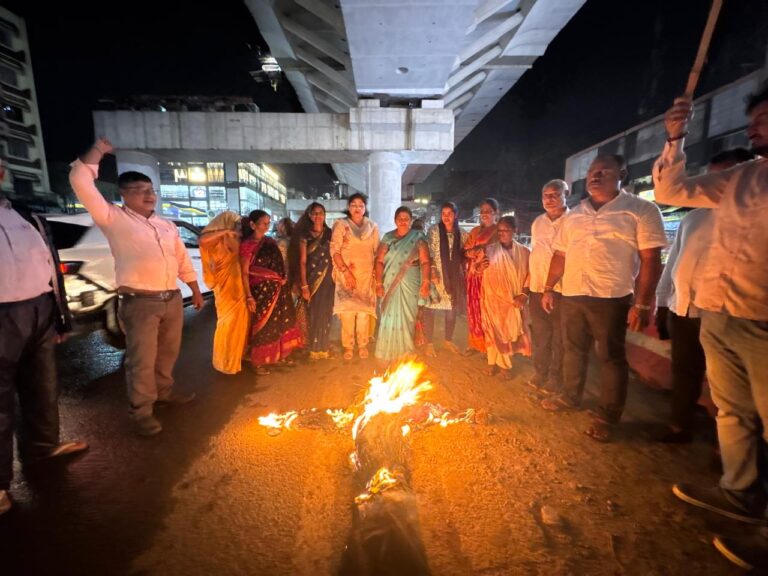 जमशेदपुर: मानगो में भाजपा महिला मोर्चा का आक्रोश मार्च, खुदीराम बोस चौक पर फूंका पुतला
