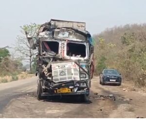 सरायकेला: कांदरबेड़ा-डोबो मार्ग पर हाईवा और ट्रक की भीषण भिड़ंत; जमशेदपुर के चालक की मौके पर मौत, केबिन में फंसा रहा शव