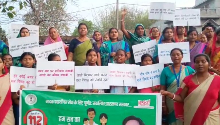 पोटका के डोमजूडी गांव में नशा के खिलाफ महिलाओं का अभियान, मुखिया अनीता मुर्मू के नेतृत्व में प्रभात फेरी